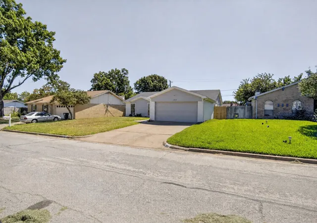 Photo 3 of Sale Pending at 1915 Lavon Creek Ln, Arlington, TX 76006 | MLS# 21336532 | Listing updated on 2026-09-08