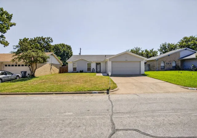 Photo 4 of Sale Pending at 1915 Lavon Creek Ln, Arlington, TX 76006 | MLS# 21336532 | Listing updated on 2026-09-08