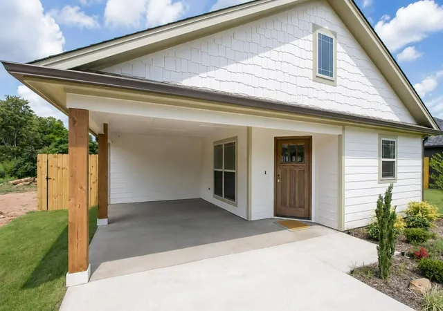 Photo 1 of Single family home for sale at 425 S Bonner St, Jacksonville, TX 75766 | MLS# 21340874 | Listing updated on 2026-07-31