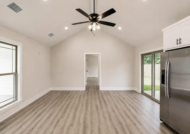 Photo 4 of Single family home for sale at 425 S Bonner St, Jacksonville, TX 75766 | MLS# 21340874 | Listing updated on 2026-07-31