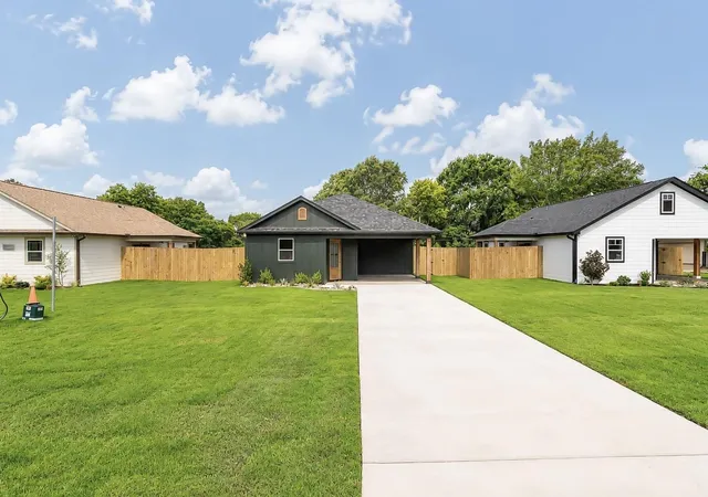 Photo 2 of Single family home for sale at 423 S Bonner St, Jacksonville, TX 75766 | MLS# 21340846 | Listing updated on 2026-07-31
