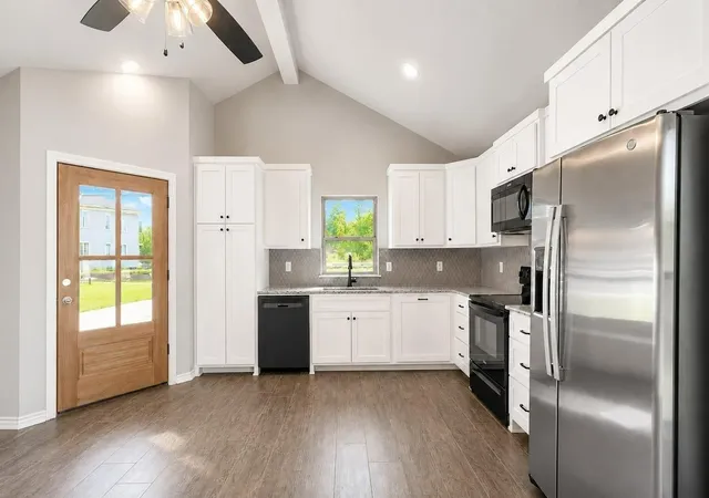 Photo 3 of Single family home for sale at 423 S Bonner St, Jacksonville, TX 75766 | MLS# 21340846 | Listing updated on 2026-07-31