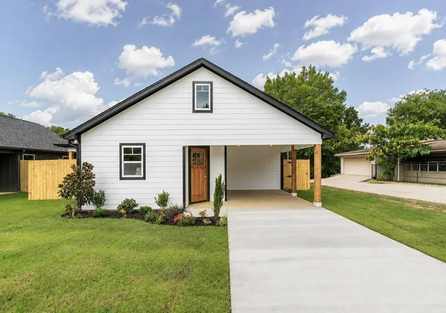 Photo 1 of Single family home for sale at 421 S Bonner St, Jacksonville, TX 75766 | MLS# 21340677 | Listing updated on 2026-07-31