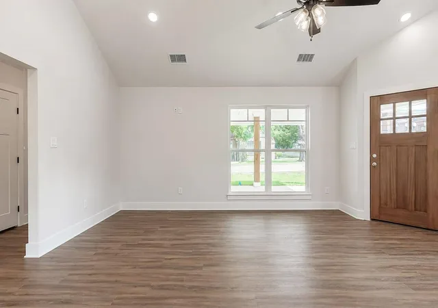 Photo 3 of Single family home for sale at 421 S Bonner St, Jacksonville, TX 75766 | MLS# 21340677 | Listing updated on 2026-07-31