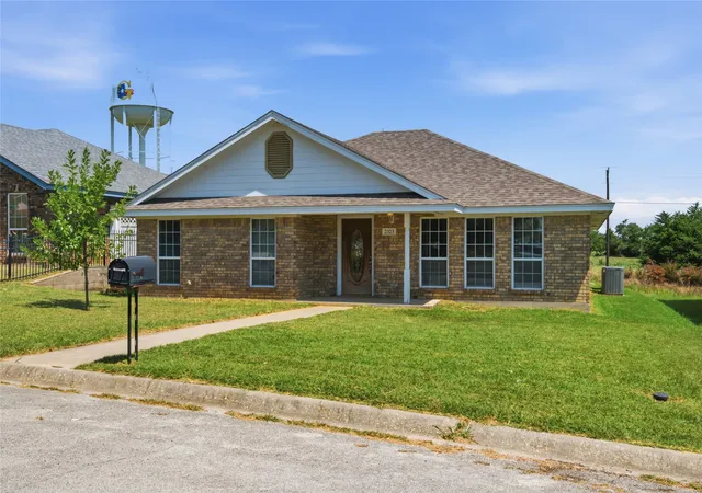Photo 1 of Single family home for sale at 2323 Jodi Ln, Gainesville, TX 76240 | MLS# 21345438 | Listing updated on 2026-09-27
