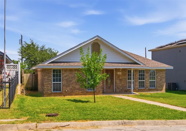 Photo 3 of Single family home for sale at 2323 Jodi Ln, Gainesville, TX 76240 | MLS# 21345438 | Listing updated on 2026-09-27