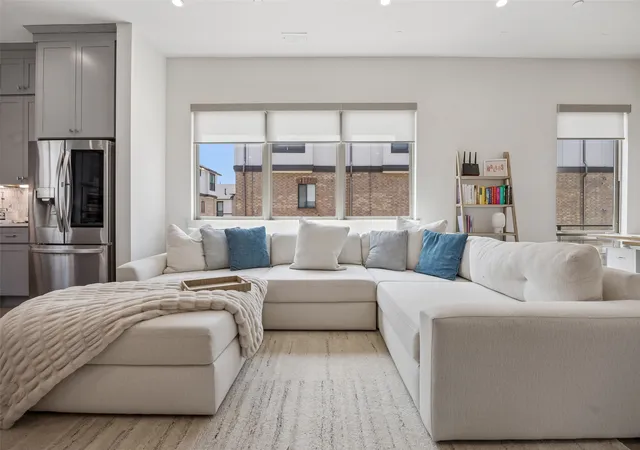 Listing Photo 4 - Condo for sale in building located at 13900 Noel Rd, Dallas, TX 75240 - Unit #301
