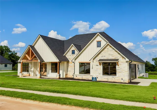 Photo 1 of Sale Pending at 17038 Woodcrest Cir, Lindale, TX 75771 | MLS# 21345461 | Listing updated on 2026-09-10