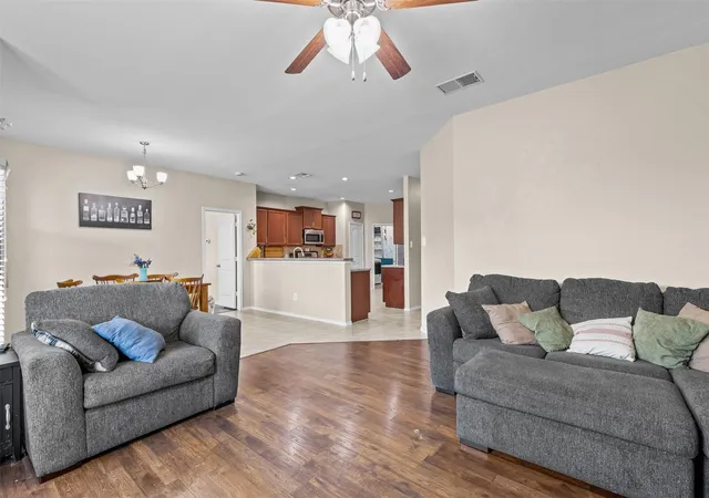 Photo 4 of Single family home for sale at 404 Marquette Dr, Van Alstyne, TX 75495 | MLS# 21343822 | Listing updated on 2026-10-03