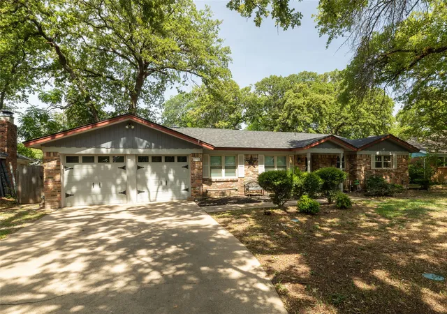 Photo 1 of Single family home for sale at 637 Post Oak Dr, Hurst, TX 76053 | MLS# 21343364 | Listing updated on 2026-09-13