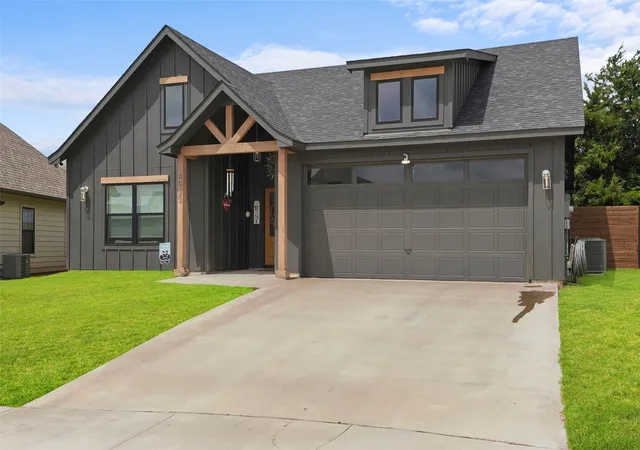 Photo 3 of Single family home for sale at 4930 Dry Creek Rd, Sherman, TX 75092 | MLS# 21345458 | Listing updated on 2026-09-09