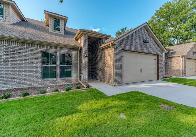 Photo 1 of Townhouse for sale at 508 W 0ak St, Weatherford, TX 76086 | MLS# 21345527 | Listing updated on 2026-07-31