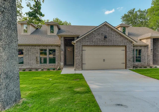 Photo 2 of Townhouse for sale at 508 W 0ak St, Weatherford, TX 76086 | MLS# 21345527 | Listing updated on 2026-07-31