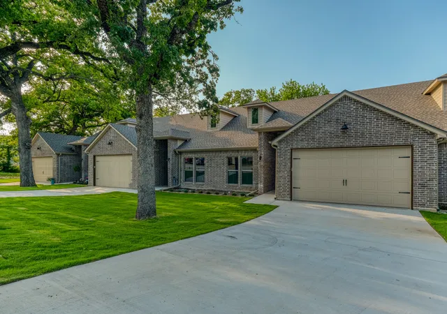 Photo 3 of Townhouse for sale at 508 W 0ak St, Weatherford, TX 76086 | MLS# 21345527 | Listing updated on 2026-07-31