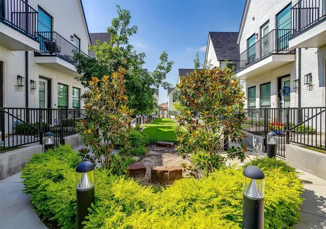 Photo 3 of Townhouse for sale at 135 Thornton St, Arlington, TX 76013 | MLS# 21345529 | Listing updated on 2026-07-31