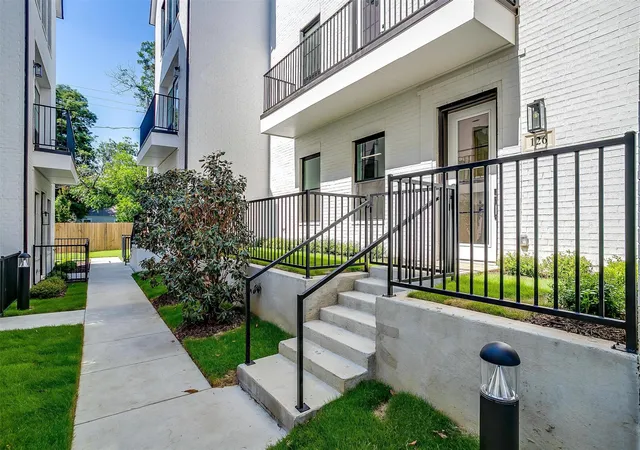 Photo 3 of Townhouse for sale at 135 Thornton St, Arlington, TX 76013 | MLS# 21345529 | Listing updated on 2026-07-31