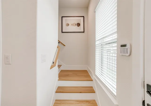 Photo 4 of Townhouse for sale at 135 Thornton St, Arlington, TX 76013 | MLS# 21345529 | Listing updated on 2026-07-31