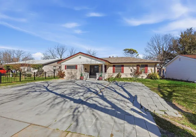 Photo 3 of Single family home for sale at 242 W Cober Dr, Grand Prairie, TX 75051 | MLS# 21345521 | Listing updated on 2026-07-31