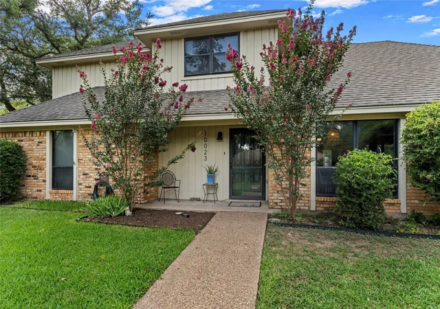 Photo 2 of Single family home for sale at 10023 Ramblewood Dr, Woodway, TX 76712 | MLS# 21303728 | Listing updated on 2026-08-02