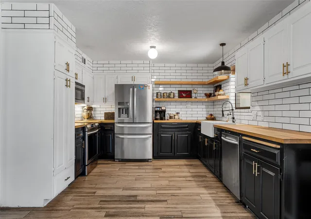 Photo 3 of Single family home for sale at 10023 Ramblewood Dr, Woodway, TX 76712 | MLS# 21303728 | Listing updated on 2026-08-02