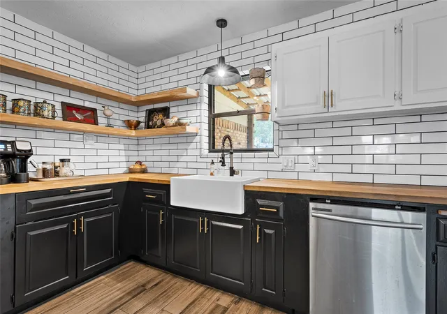 Photo 3 of Single family home for sale at 10023 Ramblewood Dr, Woodway, TX 76712 | MLS# 21303728 | Listing updated on 2026-08-02