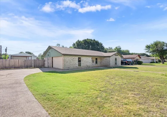 Photo 4 of Single family home for sale at 332 Bowie Ln, Hewitt, TX 76643 | MLS# 21343715 | Listing updated on 2026-09-19