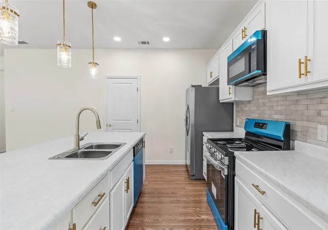 Photo 2 of Single family home for sale at 4115 Vineyard Dr, Dallas, TX 75212 | MLS# 21344483 | Listing updated on 2026-09-14