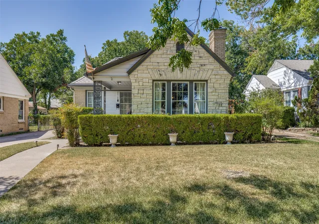 Photo 1 of Single family home for sale at 2518 Marvin Ave, Dallas, TX 75211 | MLS# 21344070 | Listing updated on 2026-09-12