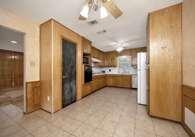 Photo 2 of Single family home for sale at 408 Chimney Hill Cir, Mansfield, TX 76063 | MLS# 21324930 | Listing updated on 2026-10-07