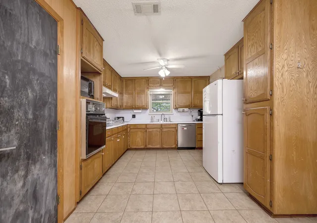 Photo 3 of Single family home for sale at 408 Chimney Hill Cir, Mansfield, TX 76063 | MLS# 21324930 | Listing updated on 2026-10-07