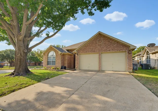 Photo 2 of Sale Pending at 4816 N Cascades St, Fort Worth, TX 76137 | MLS# 21345758 | Listing updated on 2026-09-10