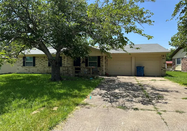 Photo 3 of Single family home for sale at 1614 Lee St, Kaufman, TX 75142 | MLS# 21337755 | Listing updated on 2026-07-31