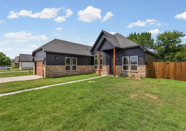 Photo 3 of Single family home for sale at 1500 Deer Trl, Commerce, TX 75428 | MLS# 21345726 | Listing updated on 2026-09-23