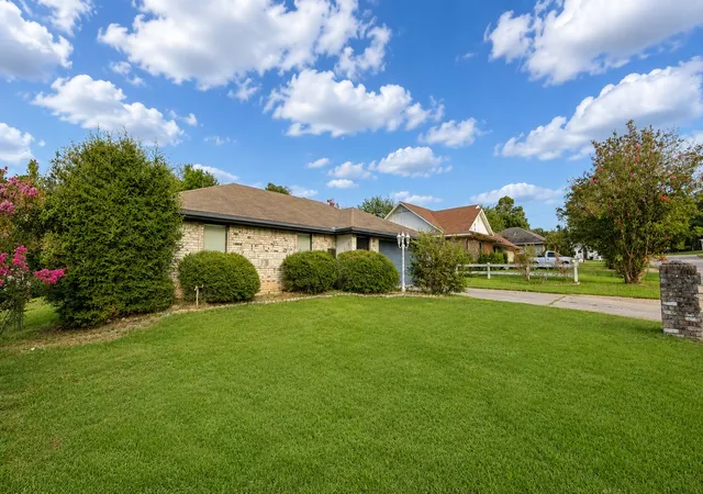 Photo 2 of Sale Pending at 1350 26th St Ne, Paris, TX 75460 | MLS# 21345661 | Listing updated on 2026-09-25