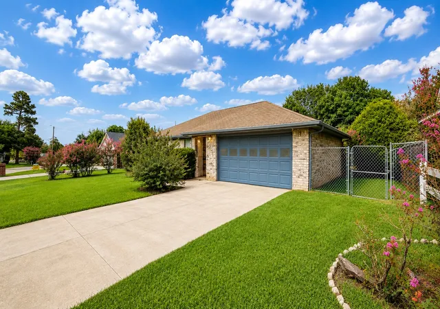 Photo 3 of Sale Pending at 1350 26th St Ne, Paris, TX 75460 | MLS# 21345661 | Listing updated on 2026-09-25