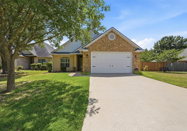 Photo 1 of Single family home for sale at 35 Greenway Bend, Pottsboro, TX 75076 | MLS# 21345759 | Listing updated on 2026-07-31