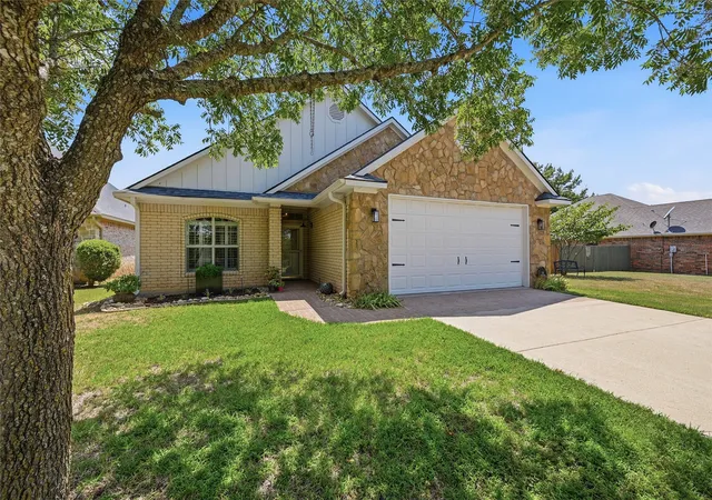 Photo 2 of Single family home for sale at 35 Greenway Bend, Pottsboro, TX 75076 | MLS# 21345759 | Listing updated on 2026-07-31