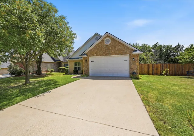 Photo 3 of Single family home for sale at 35 Greenway Bend, Pottsboro, TX 75076 | MLS# 21345759 | Listing updated on 2026-07-31