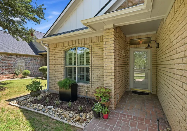 Photo 3 of Single family home for sale at 35 Greenway Bend, Pottsboro, TX 75076 | MLS# 21345759 | Listing updated on 2026-07-31