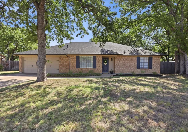 Photo 1 of Sale Pending at 3811 Helmsford Dr, Arlington, TX 76016 | MLS# 21345121 | Listing updated on 2026-09-12