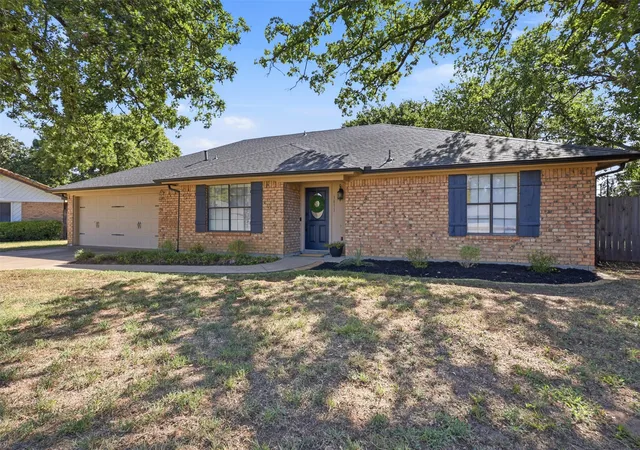 Photo 2 of Sale Pending at 3811 Helmsford Dr, Arlington, TX 76016 | MLS# 21345121 | Listing updated on 2026-09-12