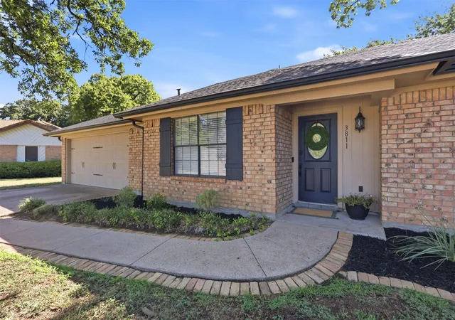 Photo 3 of Sale Pending at 3811 Helmsford Dr, Arlington, TX 76016 | MLS# 21345121 | Listing updated on 2026-09-12