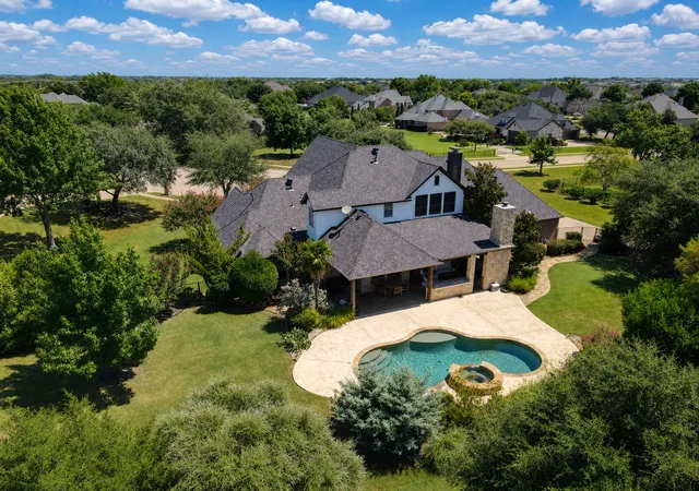 Photo 3 of Single family home for sale at 2 Westchester Ct, Rockwall, TX 75032 | MLS# 21346031 | Listing updated on 2026-09-27