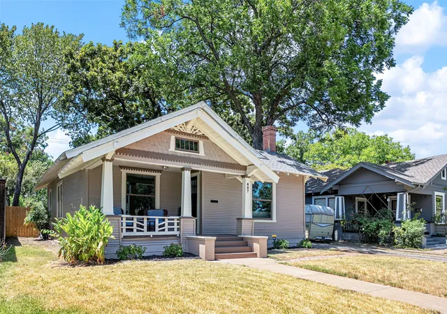 Photo 2 of Single family home for sale at 407 S Rosemont Ave, Dallas, TX 75208 | MLS# 21334030 | Listing updated on 2026-09-09