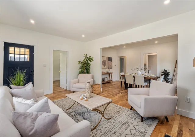 Photo 4 of Single family home for sale at 407 S Rosemont Ave, Dallas, TX 75208 | MLS# 21334030 | Listing updated on 2026-09-25