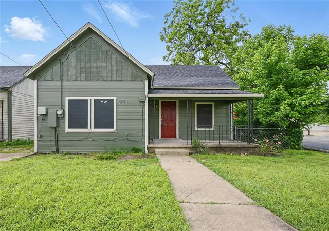 Photo 1 of Single family home for sale at 906 E Houston St, Sherman, TX 75090 | MLS# 21345983 | Listing updated on 2026-09-29