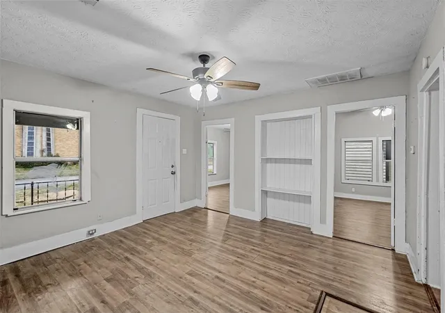 Photo 2 of Single family home for sale at 906 E Houston St, Sherman, TX 75090 | MLS# 21345983 | Listing updated on 2026-09-29