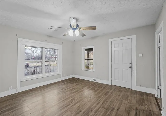 Photo 3 of Single family home for sale at 906 E Houston St, Sherman, TX 75090 | MLS# 21345983 | Listing updated on 2026-09-29