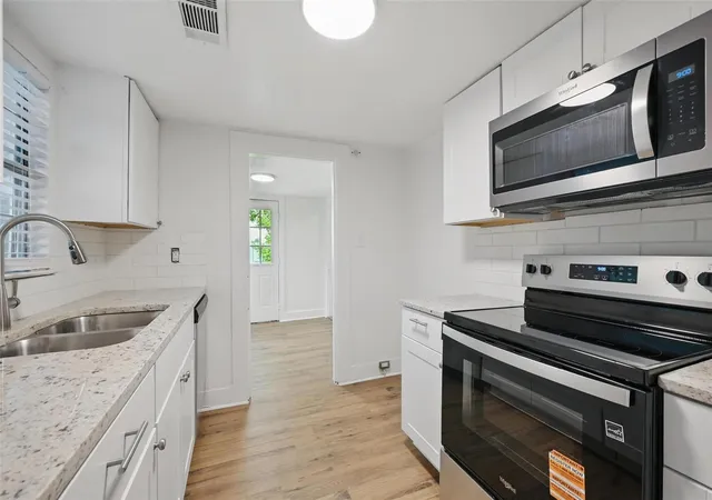 Photo 3 of Single family home for sale at 906 E Houston St, Sherman, TX 75090 | MLS# 21345983 | Listing updated on 2026-09-29
