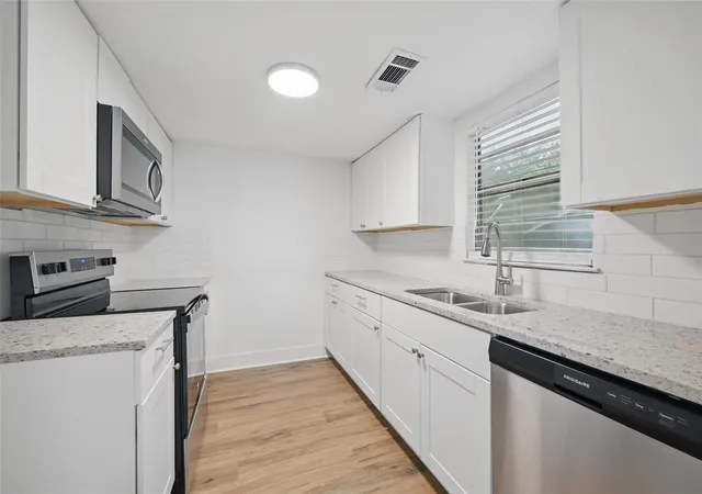 Photo 4 of Single family home for sale at 906 E Houston St, Sherman, TX 75090 | MLS# 21345983 | Listing updated on 2026-09-29